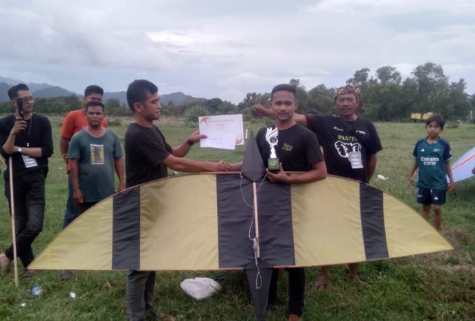 Ratusan Masyarakat Saksikan Layang Tunang di Lamlhom