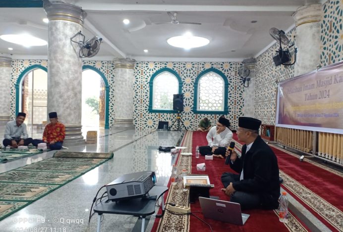 Ust. Ajizar Kepala KUA Kec. Sp Kanan Isi Materi Tahsin Al-qur’an Kegiatan Pelatihan Imam Masjid Tahun 2024