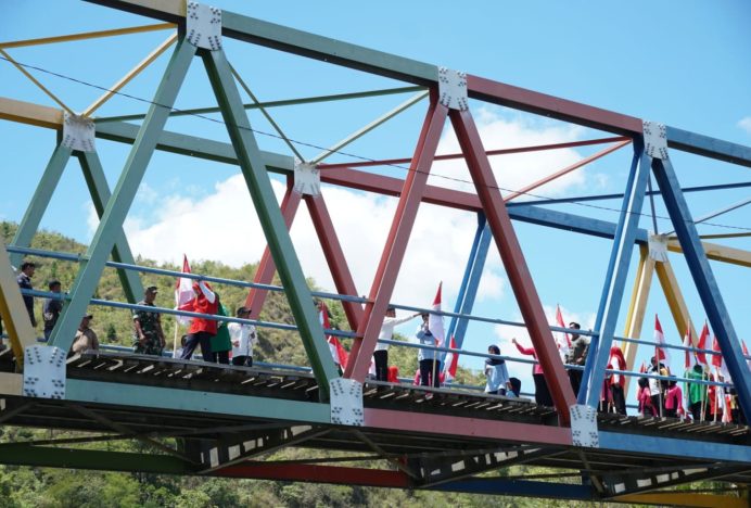 Di Jembatan Jalin, Organisasi Wanita Forkopimda Aceh Besar Kibarkan Merah Putih