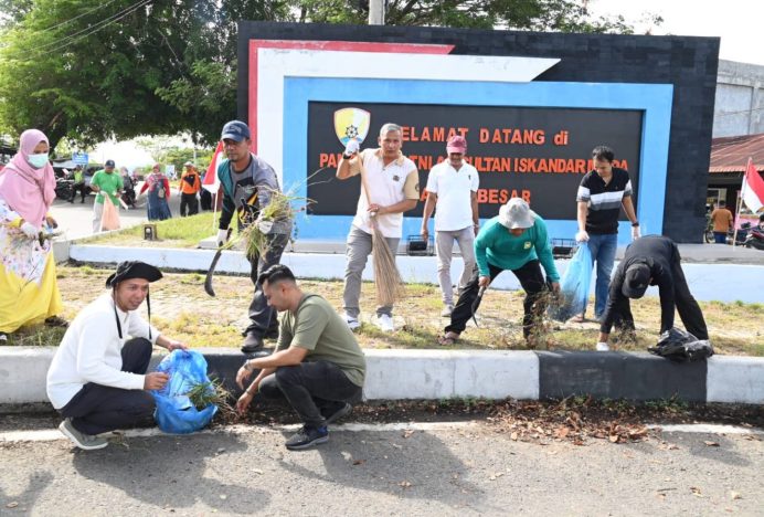 Pemkab Aceh Besar Gelar 1 Jam Pungut Sampah di Kawasan Bandara SIM