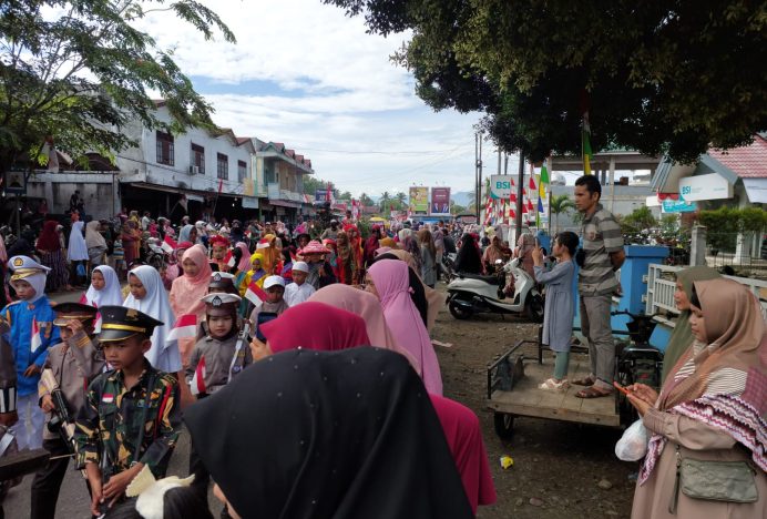 Masyarakat Seulimuem Tumpah Ruah Saksikan Pawai Meriahkan HUT ke-79 RI