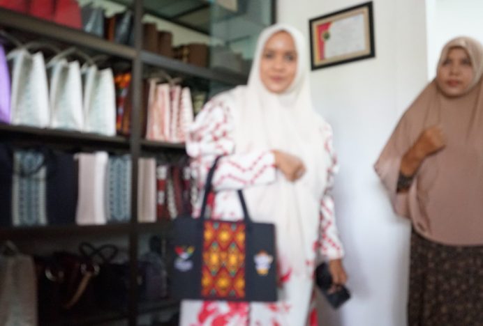 Produk Tas Bordir Perajin Aceh Jadi Souvenir Tamu PON XXI