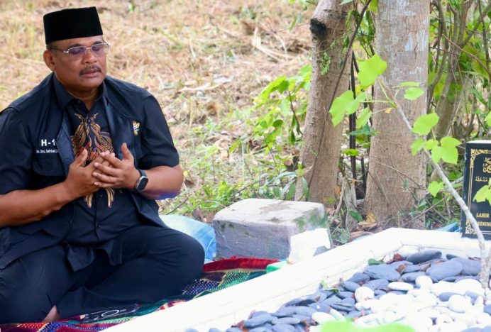 Pj Gubernur Safrizal Ziarah ke Makam Ayahanda di Reudeup Montasik
