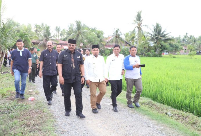 Pj Bupati Iswanto Dampingi Pj Gubernur Safrizal Ziarah ke Makam Ayahnya