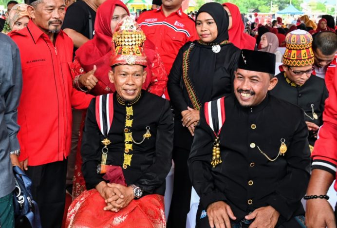 Pasangan ADAB Hadiri Deklarasi Mualem-Dek Fad di Banda Aceh