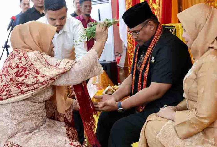 Tiba di Aceh, Pj Gubernur Safrizal Dipeusijuek Ibunda