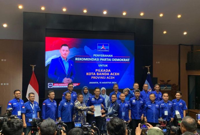 Ketua Umum DPP Partai Demokrat Serahkan SK Untuk Aminullah – Isnaini Maju Sebagai Calon Walkot dan Wawalkot Banda Aceh