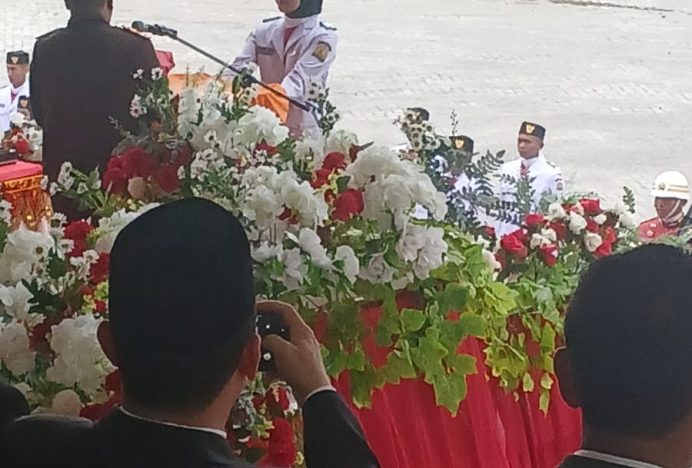 Rajwa Qamira Balqis Santriwati Ponpes Abu Lam U Terpilih Pembawa Baki Upacara Penurunan Bendera di Kota Jantho