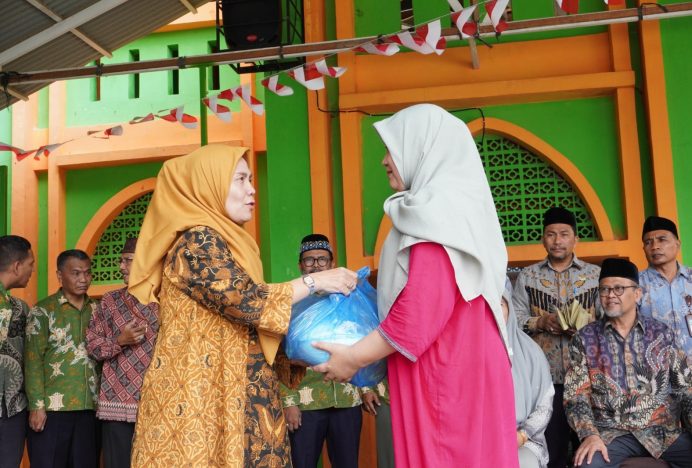 Spirit Solidaritas Persaudaraan, ASN Kemenag Banda Aceh Bantu Anak Polri Yang Rumahnya Terbakar