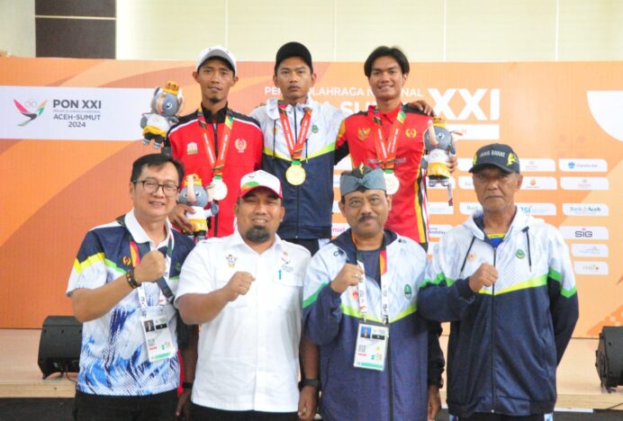 Pj Bupati Aceh Besar Kalungkan Medali Paralayang PON XXI Aceh-Sumut