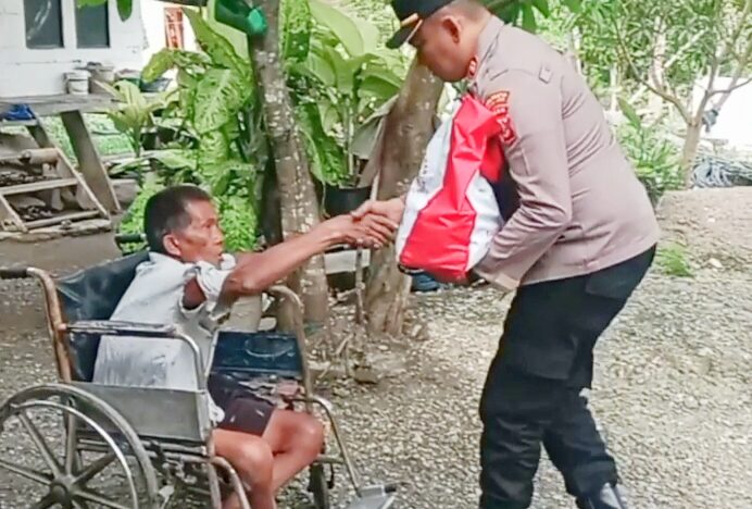 Kapolsek Kuta Baro Serahkan Sembako Bantuan Presiden RI