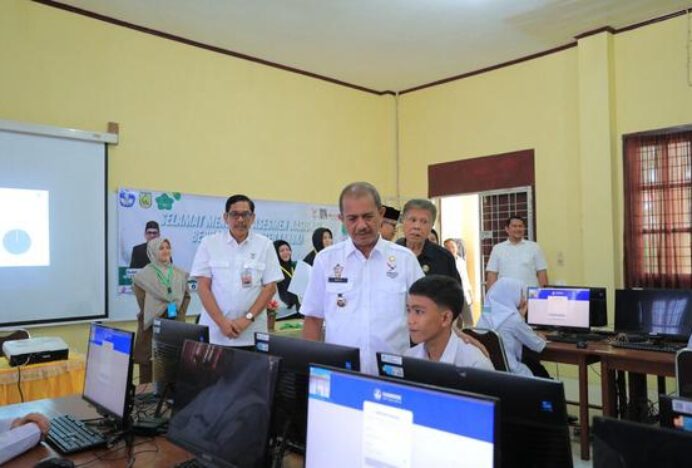 Pj Wali Kota Pantau Pelaksanaan ANBK tingkat SMP di Banda Aceh