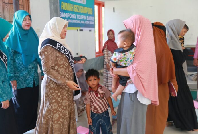 Pj Ketua Pembina Posyandu Aceh Besar Kunjungi Posyandu Seulanga di Teupin Batee