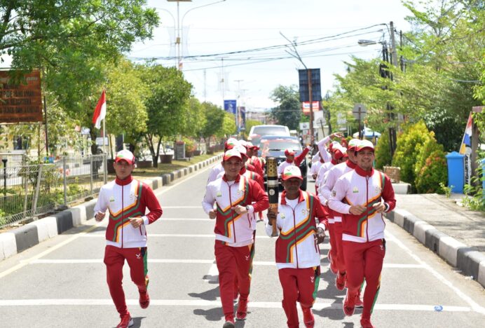 Nasir, Legenda Marathon Pidie, Pembawa Obor PON XXI di Kota Mulieng