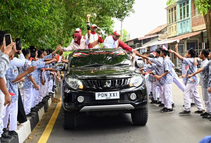 Ribuan Pelajar dan Masyarakat Aceh Besar Antusias Sambut Kirab Api PON XXI Aceh-Sumut