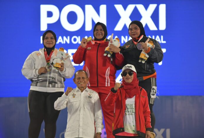 Nurul Akmal Sabet Emas Angkat Besi, Ketua TP PKK Aceh Safriati Kalungkan Medali
