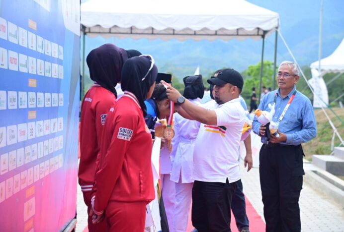 Pj Bupati Iswanto Kalungkan Medali Juara Dayung di Waduk Keuliling