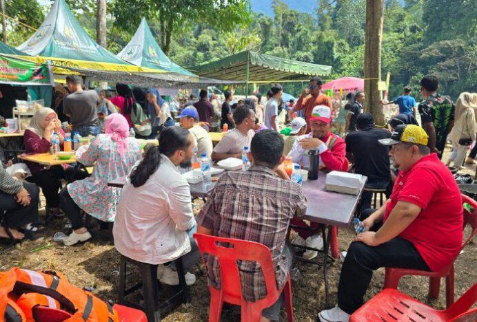 Pj Bupati Agara Saksikan Arung Jeram Dengan Berbaur Bersama Masyarakat