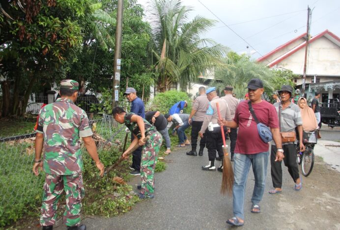 Personel Kodim 0101/KBA Bersama Muspika dan Masyarakat Geuceu Iniem Gelar Karya Bakti