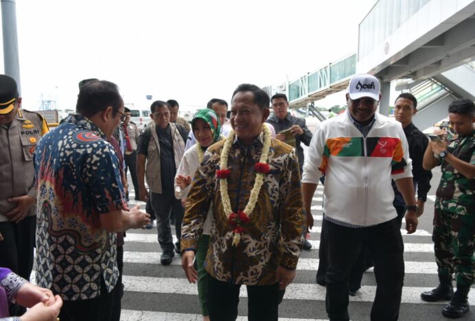 Pj Gubernur Aceh bersama Agus Fathoni Jemput Kedatangan Mendagri di Bandara Kualanamu