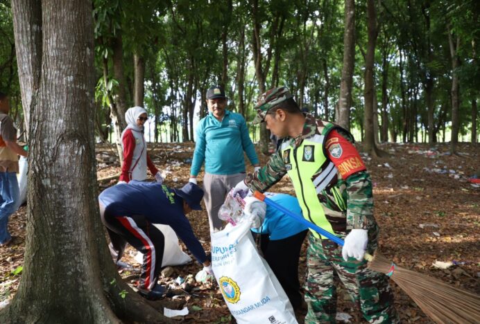 ASN Aceh Besar Gelar Aksi 1 Jam Pungut Sampah di Venue PON XXI Waduk Keliling