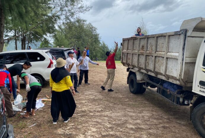 Staf Ahli Bupati Pimpin Aksi Satu Jam Pungut Sampah di Lapangan Golf Lhoknga