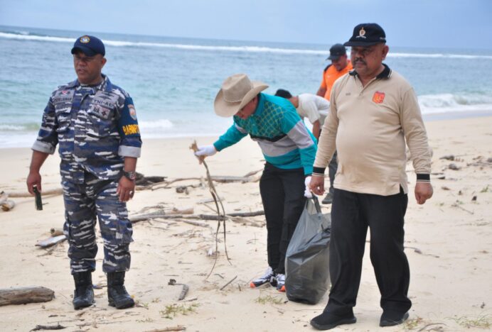 Ratusan ASN Gotong-royong Bersih Venue PON XXI di Pulo Kapok Lhoknga