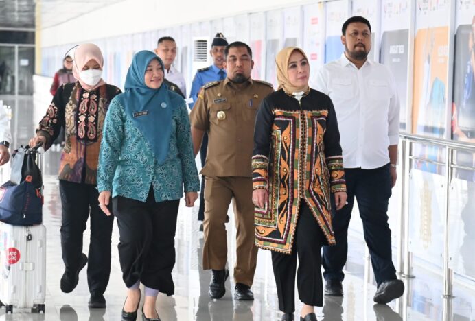 Pj Bupati Aceh Besar Sambut Ketua Umum TP-PKK Pusat Tri Tito Karnavian di Bandara SIM