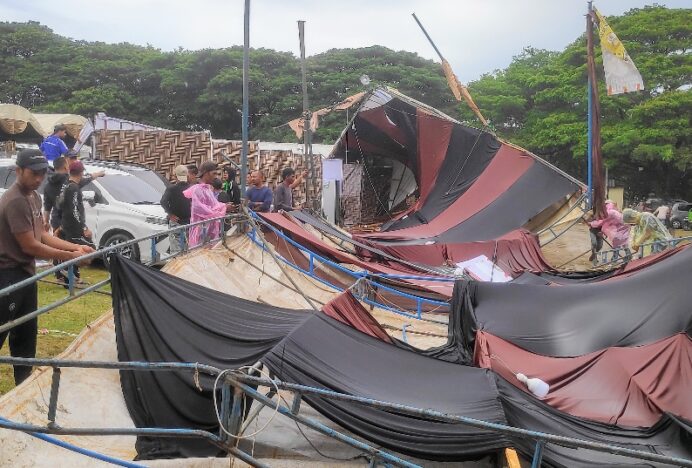 Puluhan Tenda UMKM di Blang Padang Roboh Diterpa Angin Kencang