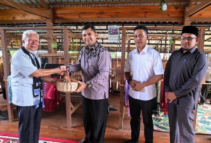 Tenun Kain Songket Gampong Krueng Kalee Di Kunjungi Tim Seleksi OVOP