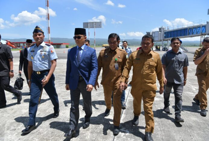 Plt Sekda Sambut Menlu Sugiono di Bandara, Selamat Datang di Kampung Halaman