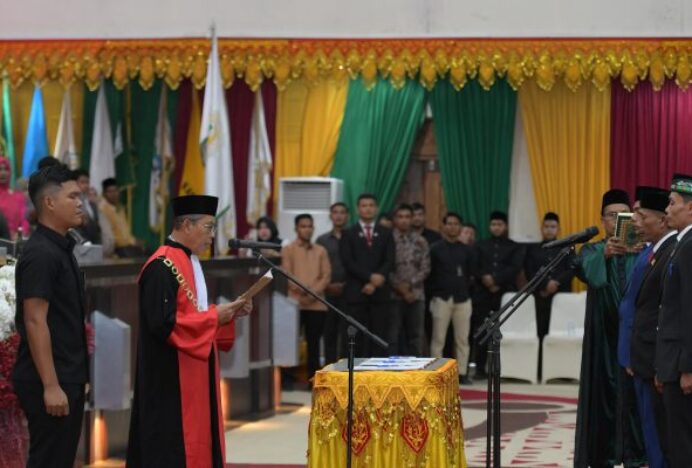 Tiga Pimpinan DPRA Dilantik, Zulfadli Resmi Jabat Ketua