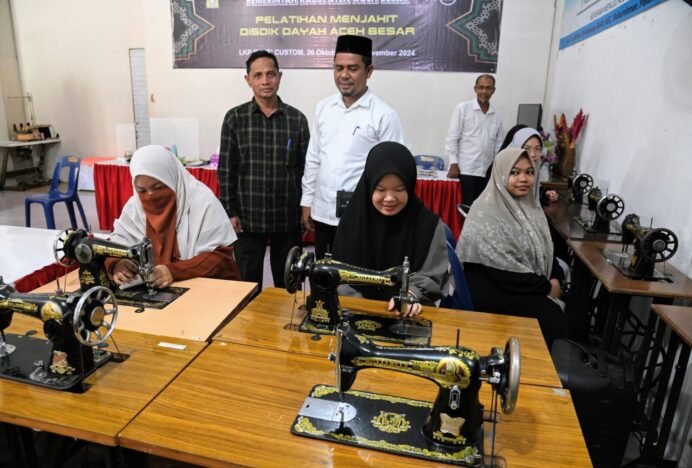 Disdik Dayah Aceh Besar Gelar Pelatihan Menjahit Bagi Santriwati