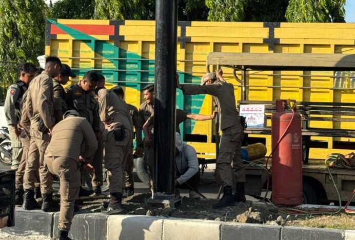 Pemko Banda Aceh Tertibkan Tiang Reklame tak Berizin