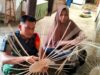 Perkuat Ekonomi Kreatif, Babinsa Weuraya Koramil Lhoknga Temui Pengrajin Rotan