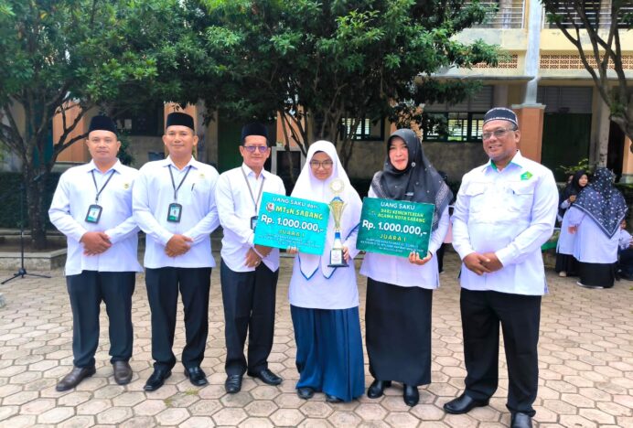 Kakankemenag dan Kasi Penmad Apresiasi Siswa Madrasah Berprestasi di Kota Sabang