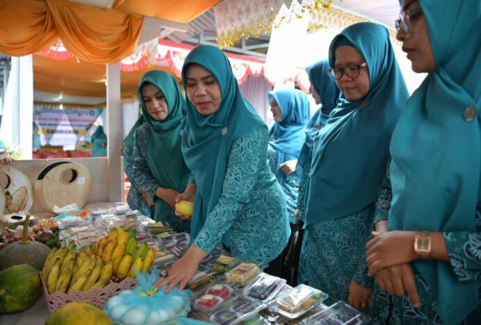 Pj Ketua TP PKK Aceh Dorong Ibu Gampong Mane Terus Ciptakan Berbagai Produk Kerajinan Unggulan