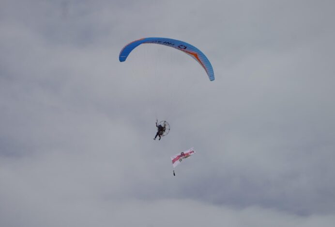 Atlet Paramotor Aceh Tampil Memukau Saat Upacara HUT ke-79 TNI di Blang Padang