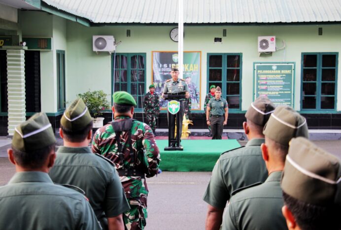 Dandim 0101/KBA Pimpin Upacara Bendera Mingguan