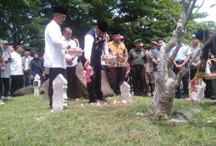 Pj Gubernur Safrizal bersama Kepala BNPB Tabur Bunga di Kuburan Massal Ulee Lheue