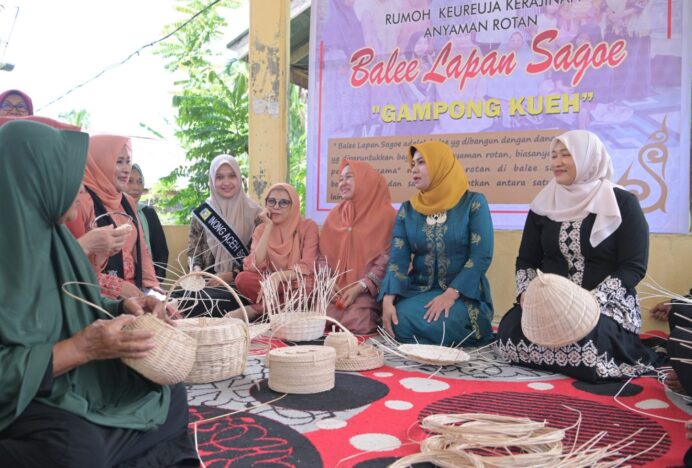 Pj Ketua Dekranasda Aceh Apresiasi Pengrajin Rotan di Gampong Kueh Lhoknga