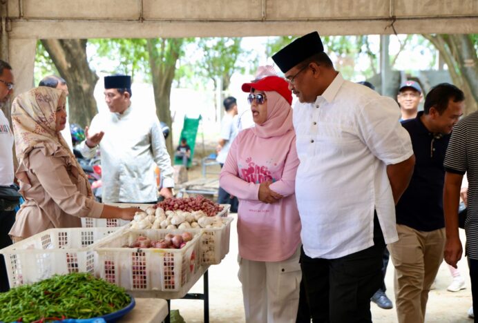 Pj Gubernur Safrizal dan Istri Icip-icip Produk UMKM di Pasar Tani di SHB