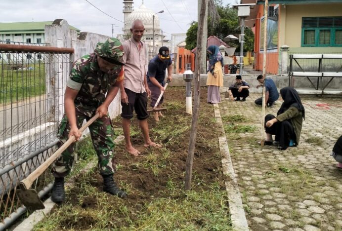 Babinsa Empee Tanong dan Warga Binaan Galakkan Gotong Royong