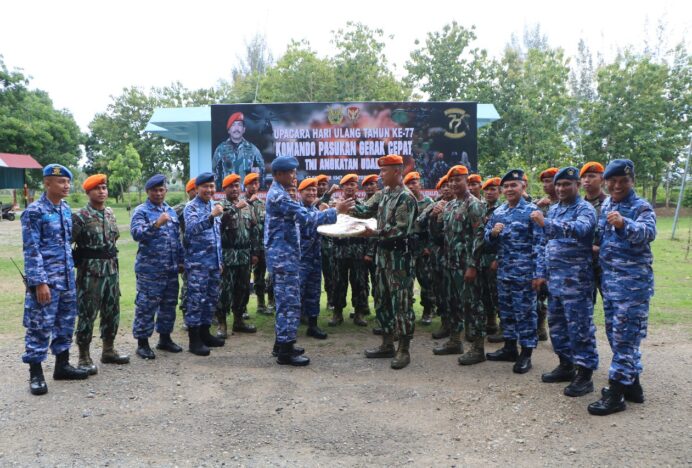 Danlanud SIM dan Pejabat List A Berikan Kejutan HUT ke-77 Kopasgat untuk Kompi Senapan C Yonko 469