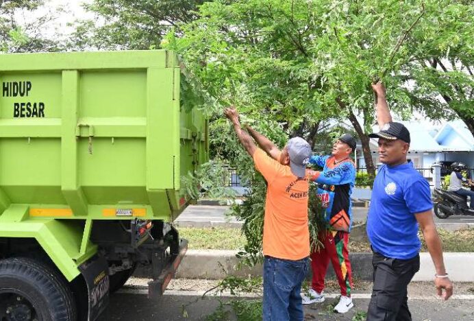 Pj Bupati Aceh Besar Pimpin Aksi Satu Jam Pungut Sampah di Blang Bintang