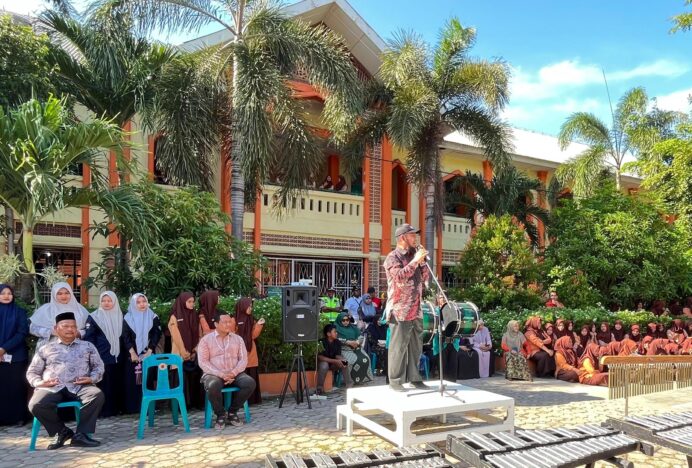 Kepala Kemenag Aceh Besar Resmi Melepas Tim Marching Band MTsN 2 Aceh Besar ke Lhokseumawe