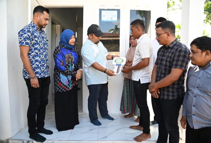 Pj Bupati Aceh Besar Serahkan Rumah Bantuan untuk Korban Kebakaran di Blang Bintang