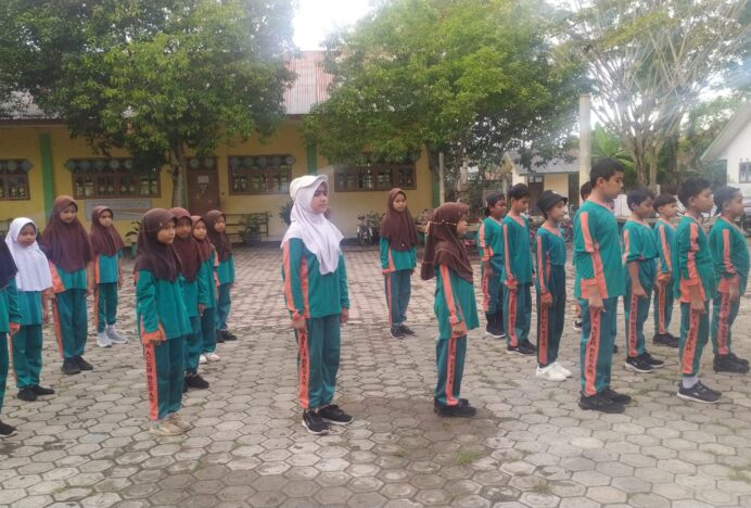 Siswa dan Siswi MIN 6 Aceh Besar Kembali Gelar Latihan Perdana Basic Kepramukaan