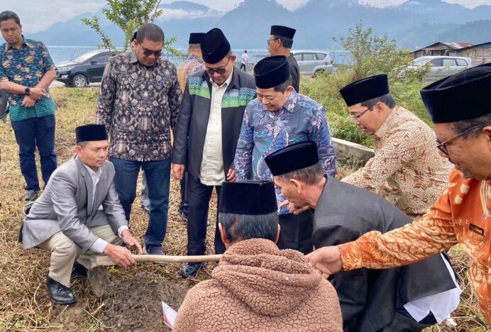 Kakankemenag Aceh Besar Ikut Tanam Pohon Alpukat di Tanah Wakaf Aceh Tengah