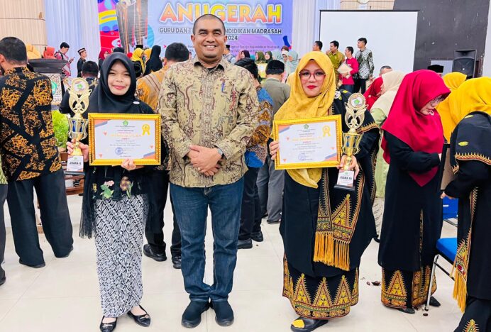 Dua Guru MTsN 2 Aceh Besar Raih Penghargaan di Ajang Kanwil Award 2024